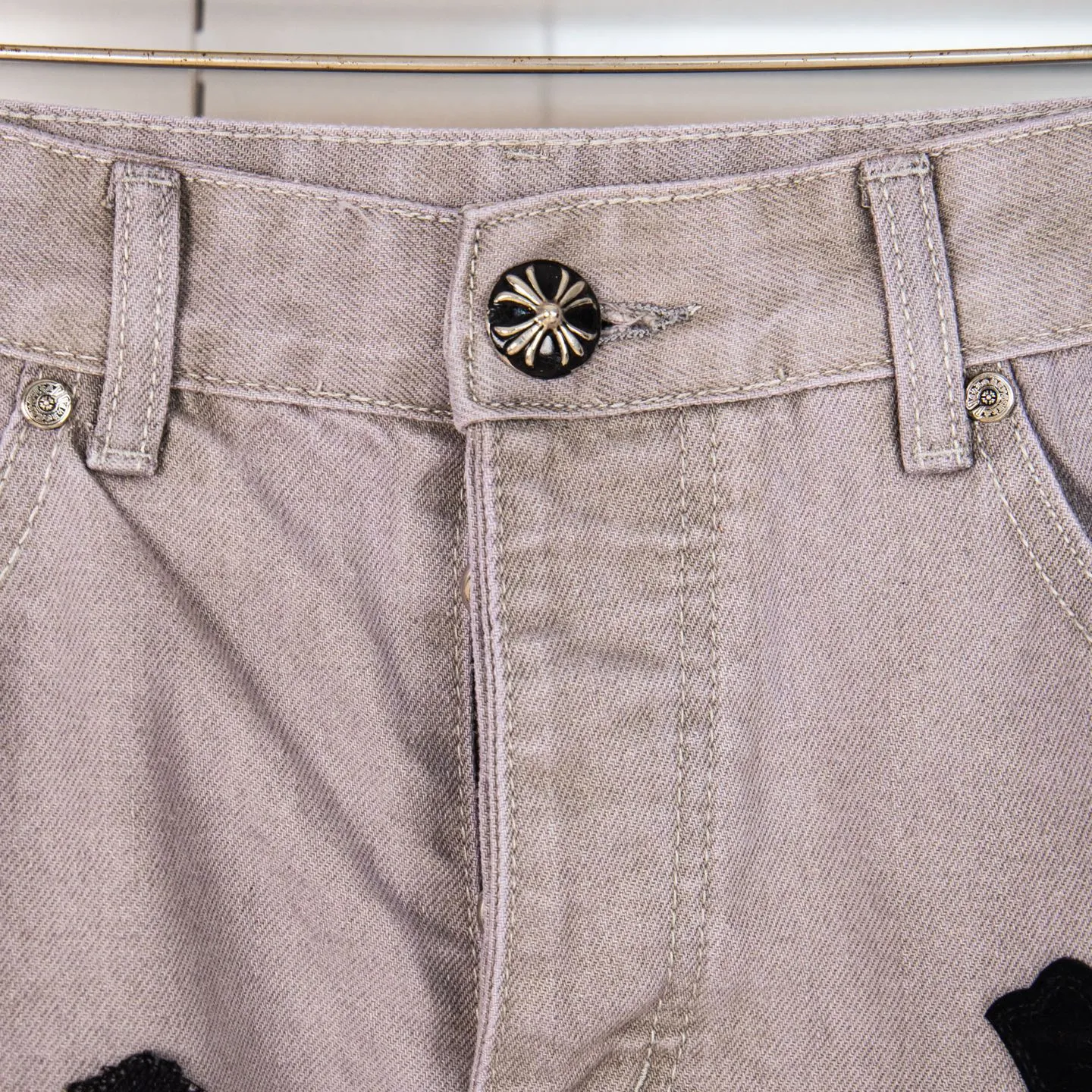P290 Chrome Hearts Gray Cow King Jeans Multi-Leather Standard Work Jeans CH Jeans All need to be washed and then disassembled and hand-stitched with sheepskin cross leather and then spliced to complete. The whole process is too complicated to describe. About Chrome Hearts This is an extremely luxurious fashion brand that can also be called the aristocracy of the high street. It has always been an exclusive brand for some hipsters or the second generation of rich people. Compared with ordinary high streets, it is more luxurious and noble. Compared with luxury brands, it is more fashionable and individual. It has always been a brand that I have a special liking for. Style number: 1763# Color: Gray Size: 28 30 32 34 36
